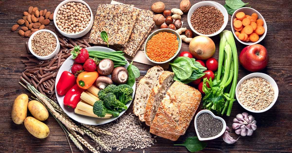 蔬果類及全榖雜糧類食物含有豐富的膳食纖維，可協助維持腸道健康、延緩胃排空、維持血糖穩定